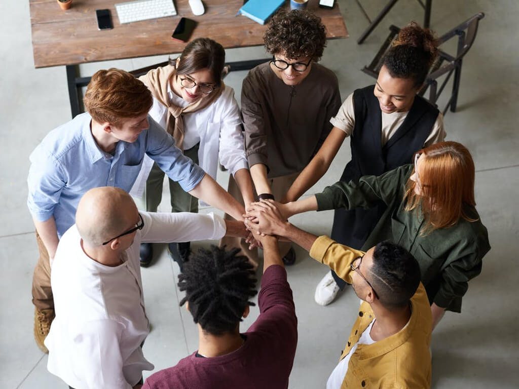 Equipo multidisciplinario reunido en un proyecto jnSUAVE